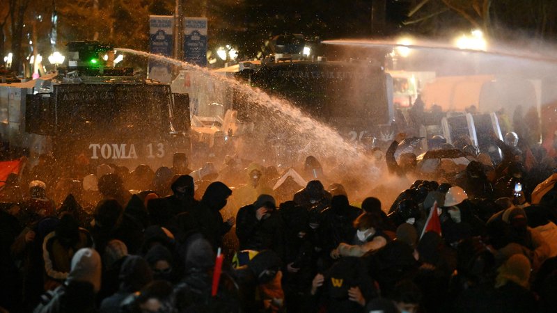 25.03.2025: In Ankara setzte die Polizei Wasserwerfer gegen Demonstranten ein | Bild: picture alliance / abaca | Depo Photos/ABACA 25.03.2025: In Ankara setzte die Polizei Wasserwerfer gegen Demonstranten ein