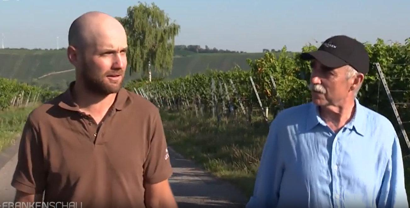 Winzer Simon Trost und Weinbau-Präsident Artur Steinmann im Weinberg.
