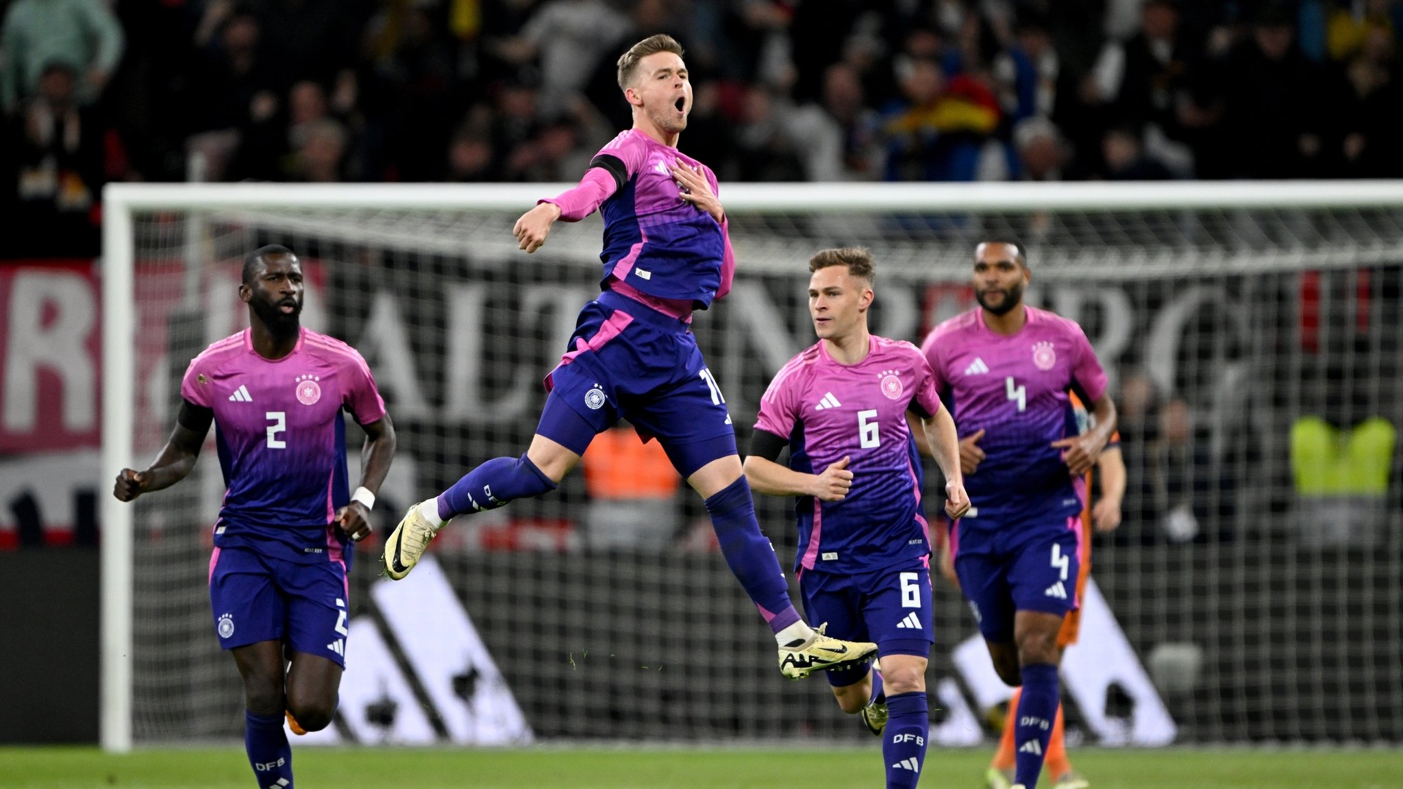 Maximilian Mittelstädt bejubelt sein Tor beim 2:1-Sieg der DFB-Elf gegen die Niederlande