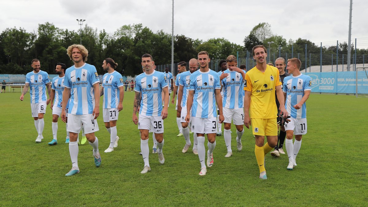 Neue und alte Gesichter an der Grünwalder Straße: Die Spieler des TSV 1860 München beim Fanfest.