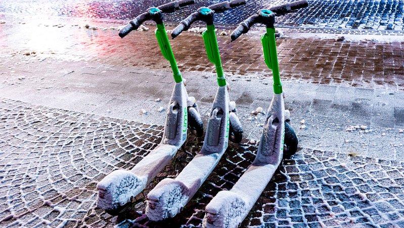 E-Scooter des Elektro-Tretroller-Sharing-Anbieters Lime | Bild: picture alliance/dpa | Moritz Frankenberg E-Scooter des Elektro-Tretroller-Sharing-Anbieters Lime