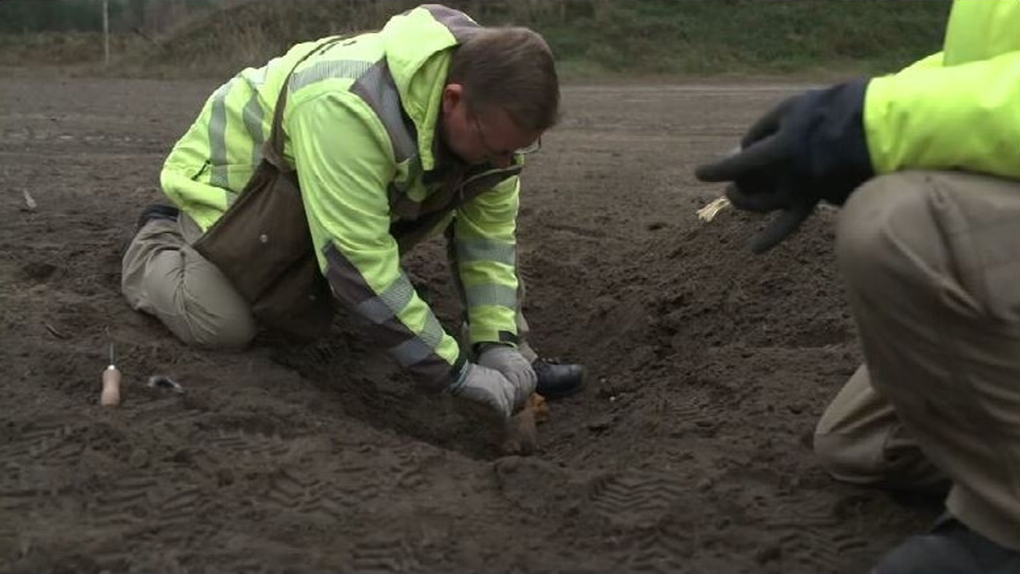 Artur Geringer bei der Entsorgung eines Sprengkörpers aus dem Zweiten Weltkrieg. | Bild: BR Artur Geringer bei der Entsorgung eines Sprengkörpers aus dem Zweiten Weltkrieg.