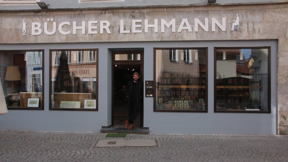 Inhaber Matthis Lehmann in der Tür des Nördlinger Geschäfts