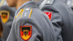 Öffentlicher Appell der Offiziersschule des Heeres in Dresden.  | Bild:picture alliance / imageBROKER | Sylvio Dittrich  Besondere Hinweise