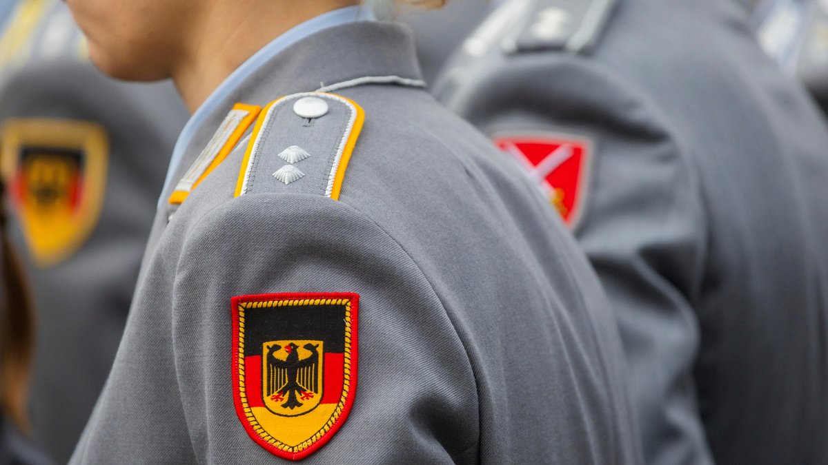 Öffentlicher Appell der Offiziersschule des Heeres in Dresden. 