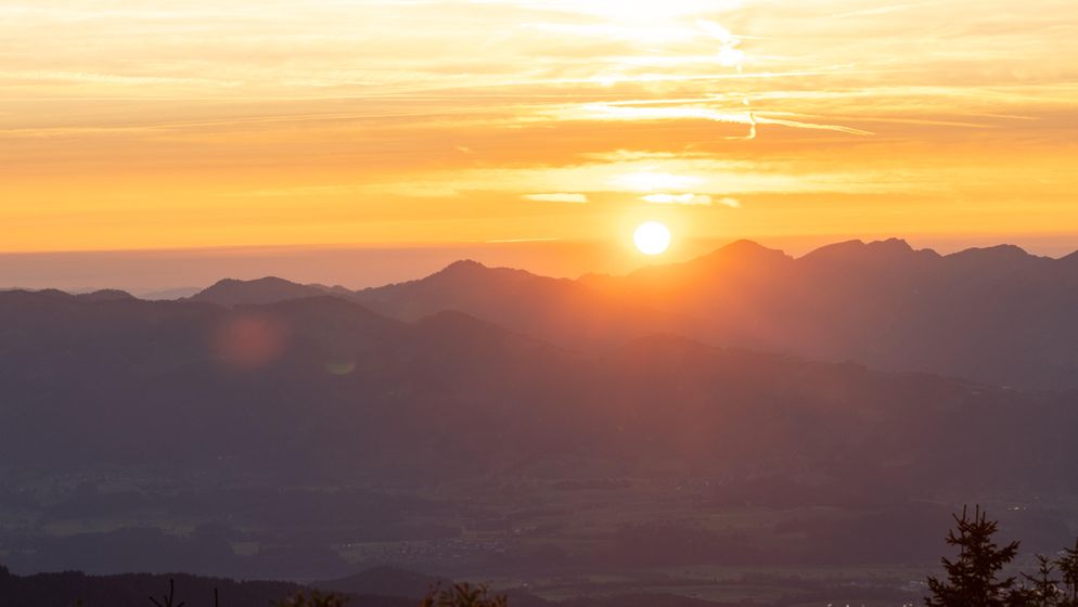 Die Abendsonne geht vom Gipfel des Iseler aus gesehen hinter den Bergen der Allgäuer Alpen unter | Bild:pa/dpa/Jan Eifert