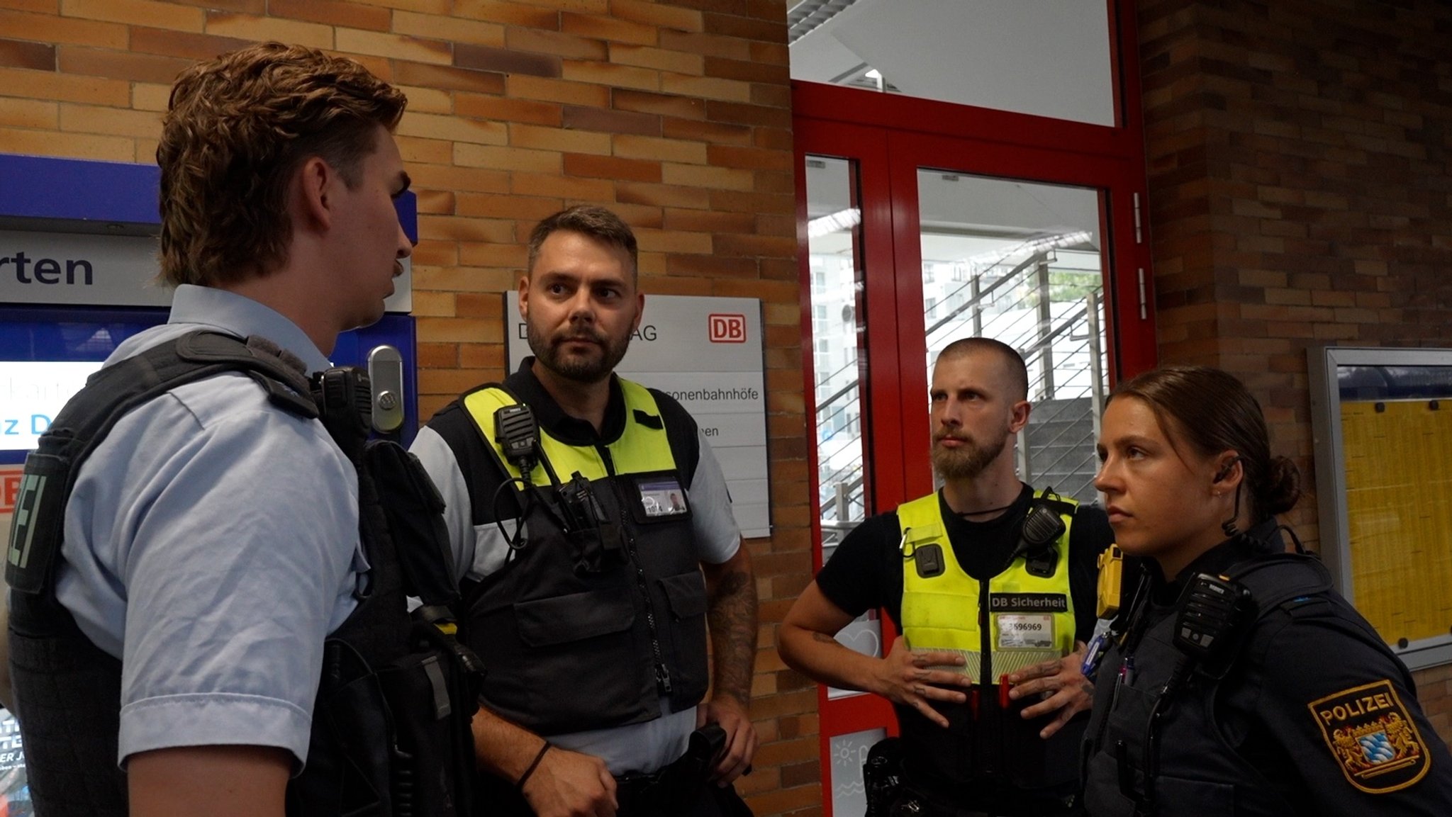 Die Münchner Quattro-Streife am Münchner Hauptbahnhof | Bild: BR / Oliver Römhild Die Münchner Quattro-Streife am Münchner Hauptbahnhof