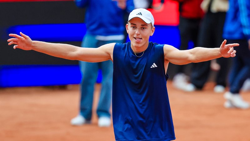 Tennistalent Justin Engel jubelt nach seinem Erstrundensieg gegen Jan Lennard Struff beim ATP-Turnier in Hamburg. | Bild: picture-alliance / dpa Tennistalent Justin Engel jubelt nach seinem Erstrundensieg gegen Jan Lennard Struff beim ATP-Turnier in Hamburg.