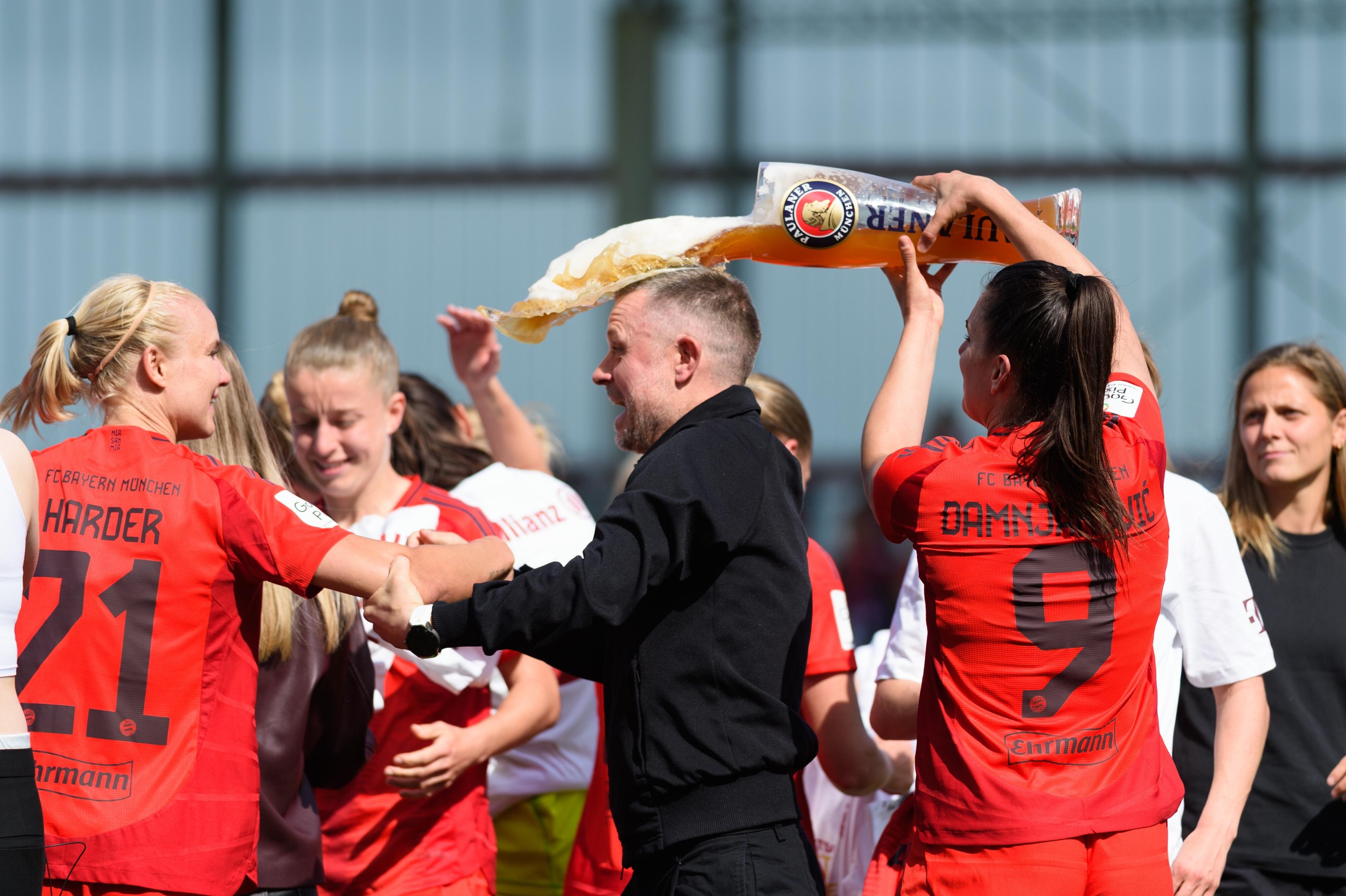 FC Bayern Frauen feiern die Meisterschaft