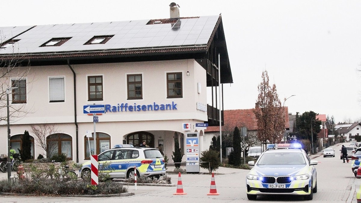Zu sehen ist die Raiffeisenbank in Großkarolinenfeld, in deren unmittelbarer Umgebung der Überfall geschah. 