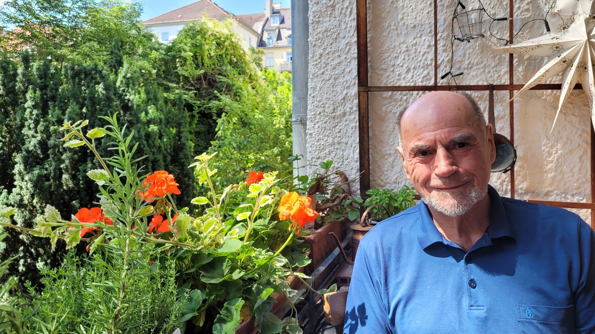 Naherholung mitten in der Stadt: Anwohner Karl Ströhl hofft, dass die grüne Lunge in seinem Innenhof doch keinem Neubau weichen muss.