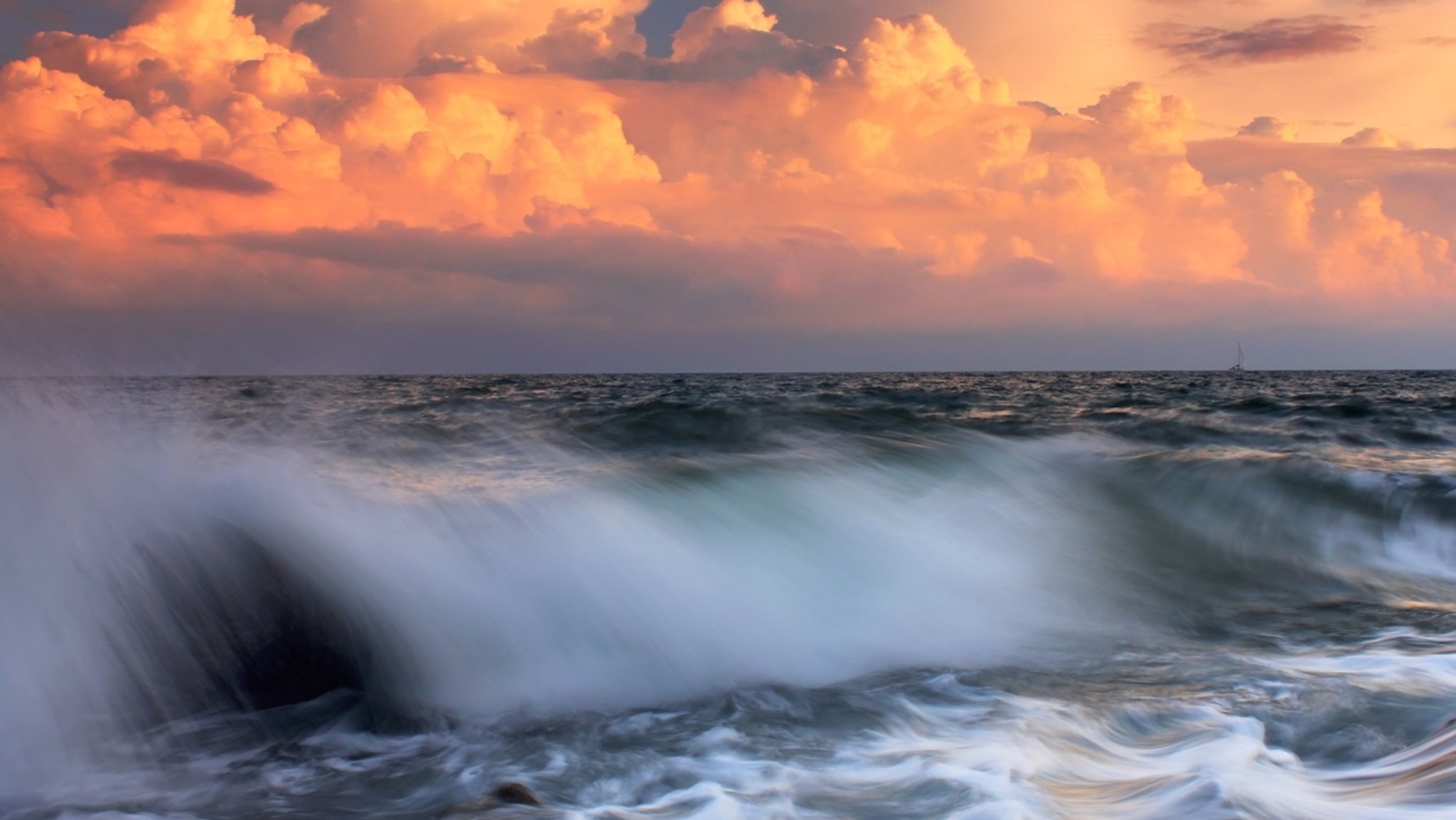 Dicke Wolken türmen sich über einem tropischen Ozean. Im April 2023 erreichten die Oberflächentemperaturen der weltweiten Ozeane ein Rekord-Hoch.