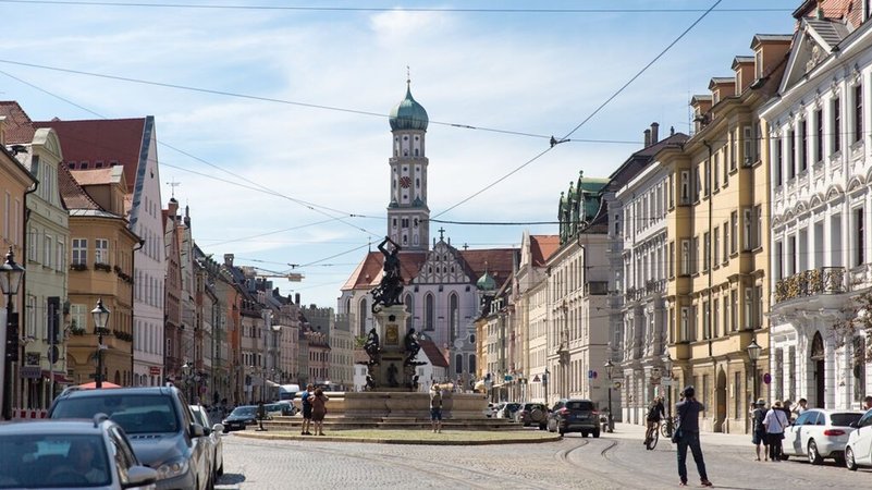 Die Augsburger Maximilianstraße mit Herkulesbrunnen. | Bild: BR/Sylvia Bentele Die Augsburger Maximilianstraße mit Herkulesbrunnen.