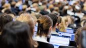 Studierende sitzen in einem Hörsaal. Vor ihnen stehen Laptopts.  | Bild:dpa-Bildfunk/Rolf Vennenbernd