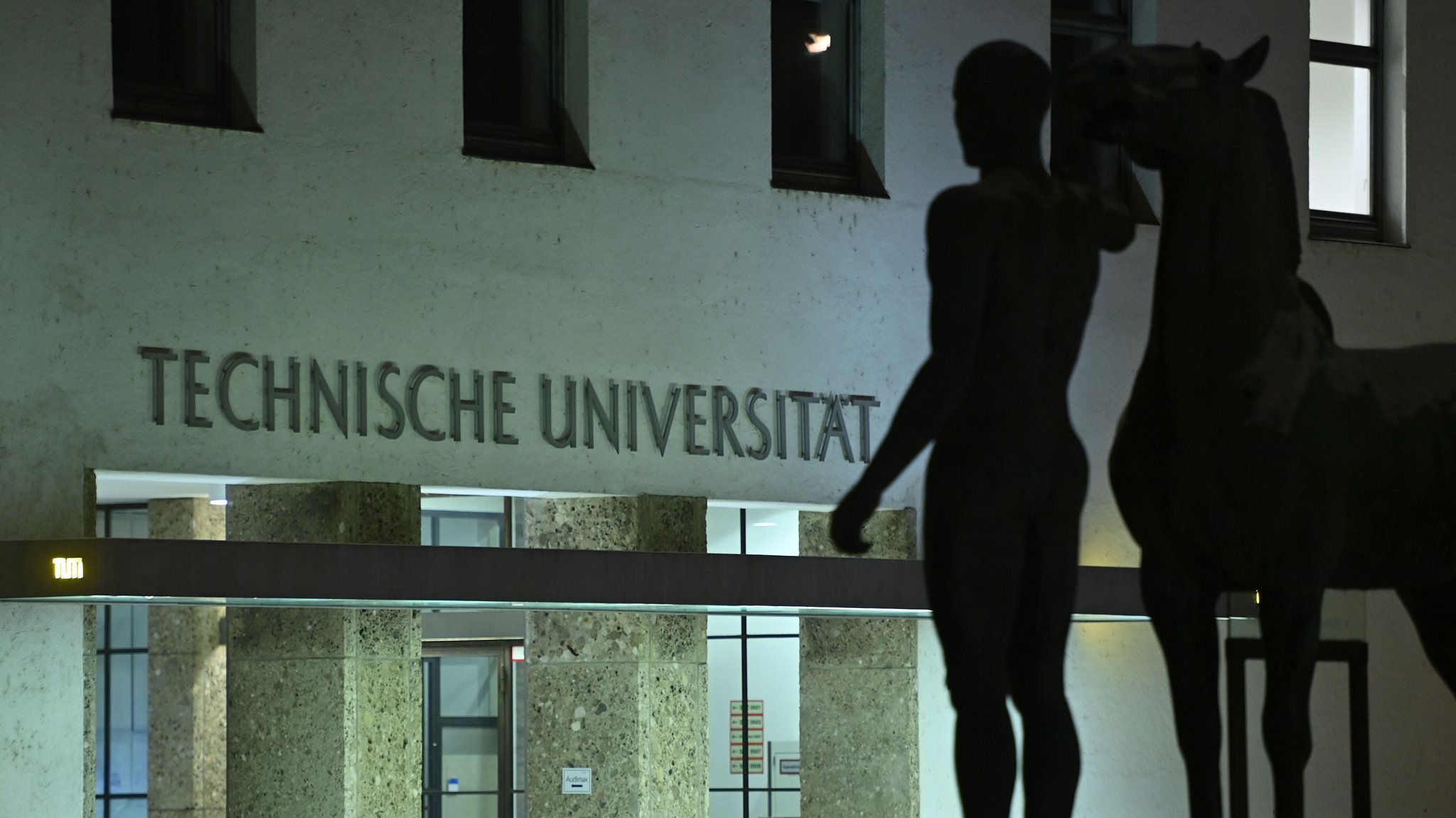 Vertrauen schwindet: Münchner Uni gründet Demokratie-Forum