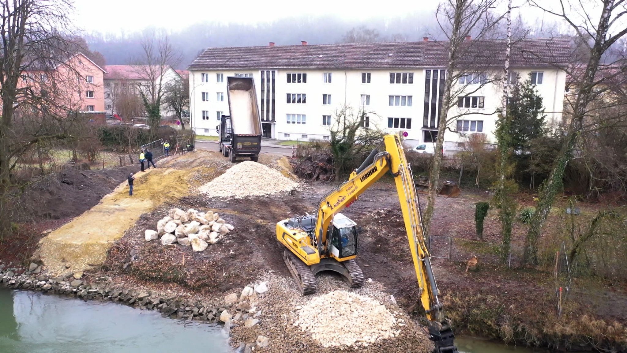 In Landshut beginnen umfangreiche Reparaturarbeiten am Flussbett der Isar. Nach dem ungewöhnlich starken Unwetter im vergangenen Sommer hat es dort größere Ausspülungen gegeben, die jetzt wieder aufgefüllt werden müssen.