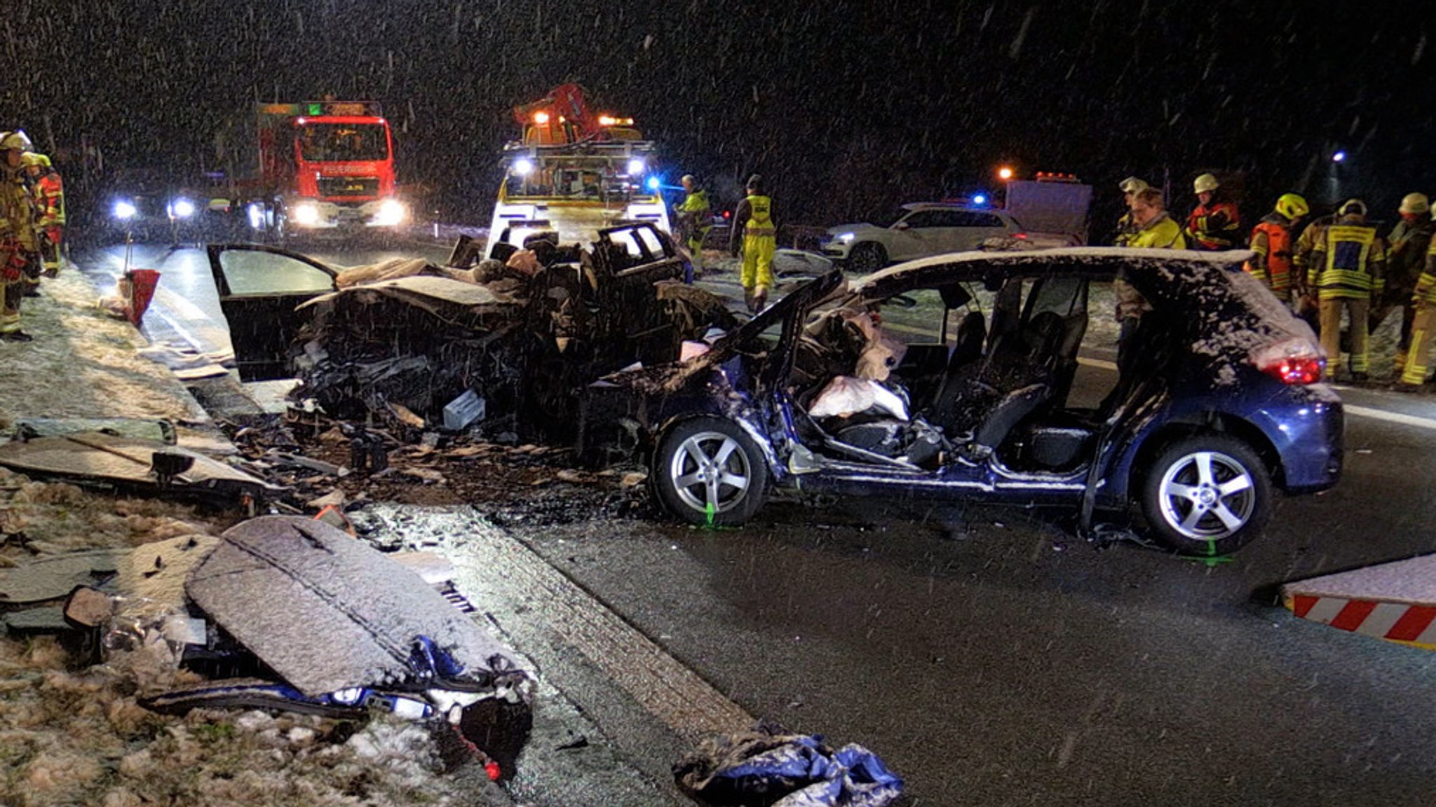 Beide Unfallautos liegen völlig zerstört auf der Fahrbahn.