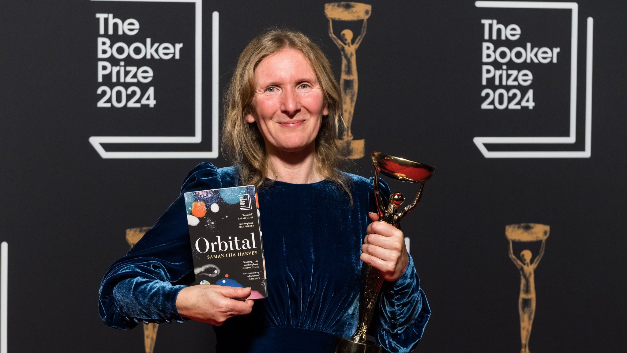 Mit dem Booker-Preis prämiert: Autorin Samantha Harvey und ihr Buch "Orbital" (deutsch: "Umlaufbahnen")