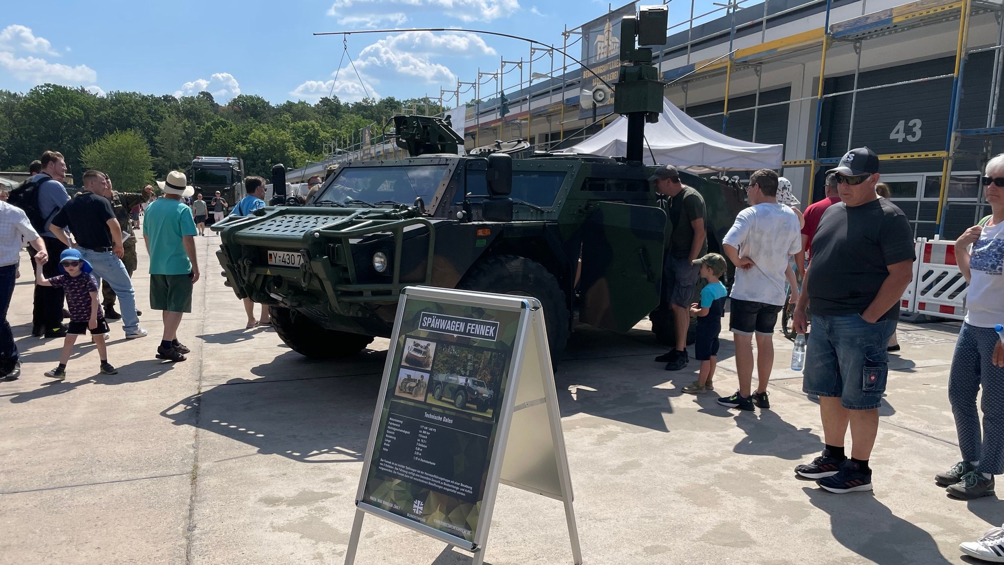 Am Tag der Bundeswehr in Veitshöchheim können Besucher auch in Panzerfahrzeuge klettern.