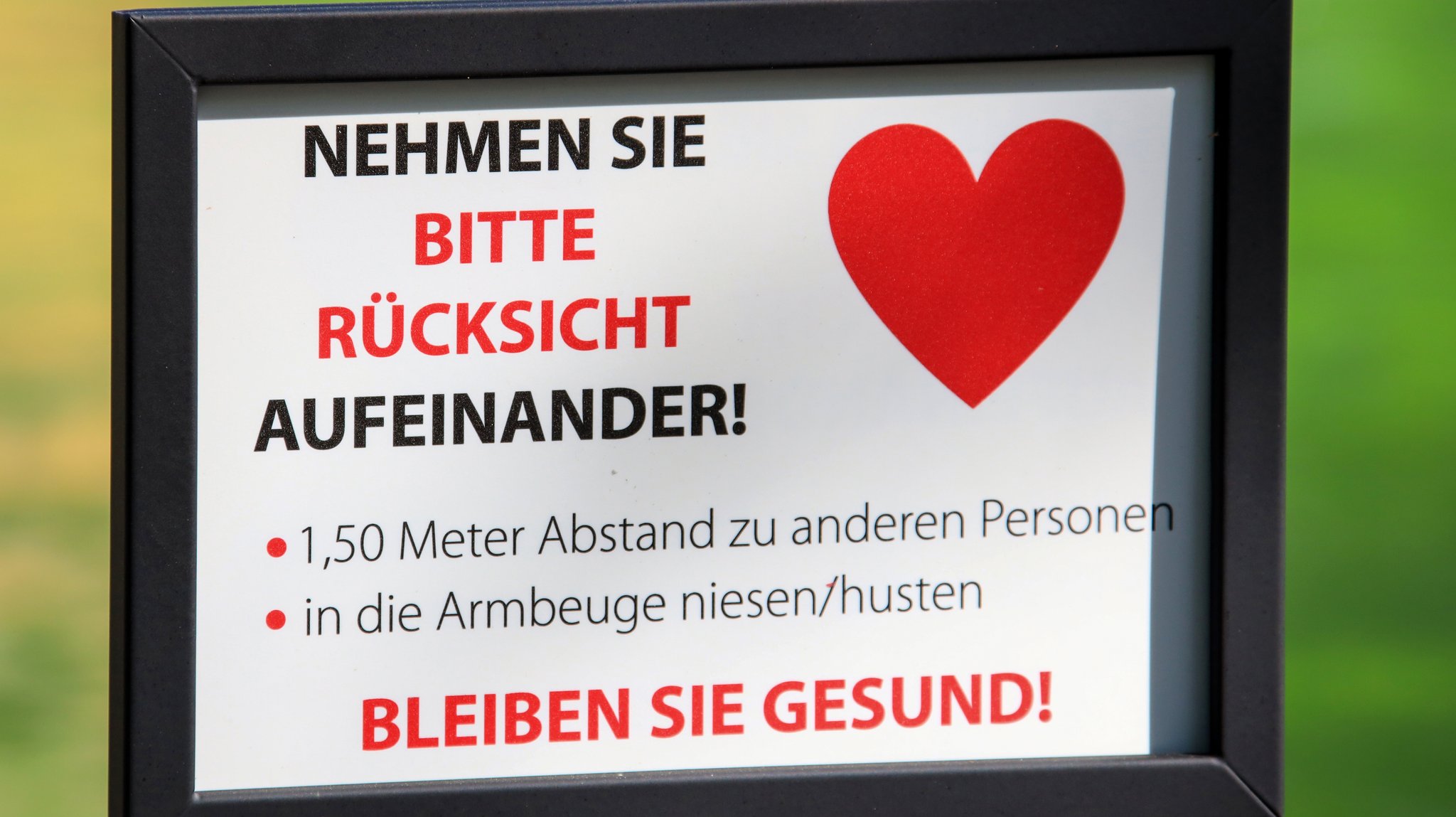 Schild zeigt Schriftzug: Nehmen Sie bitte Rücksicht aufeinander!