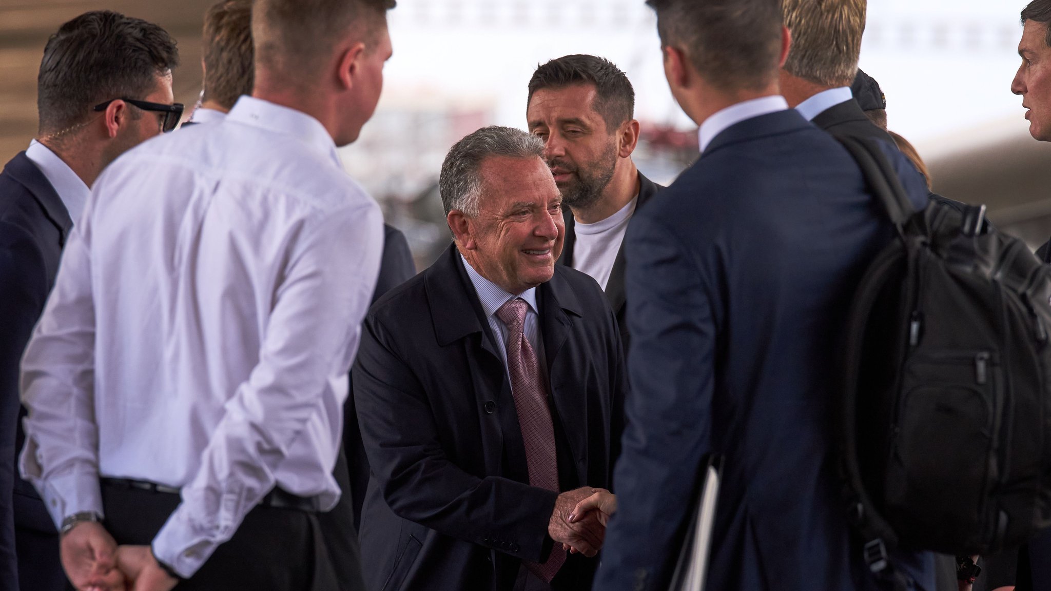 Der Gesandte von US-Präsident Trump, Steve Witkoff (M), wird bei seiner Ankunft in der ukrainischen Hauptstadt Kiew zusammen mit Jared Kushner von Vertretern der lokalen Behörden begrüßt. | Bild: dpa-Bildfunk/Francisco Seco Der Gesandte von US-Präsident Trump, Steve Witkoff (M), wird bei seiner Ankunft in der ukrainischen Hauptstadt Kiew zusammen mit Jared Kushner von Vertretern der lokalen Behörden begrüßt.