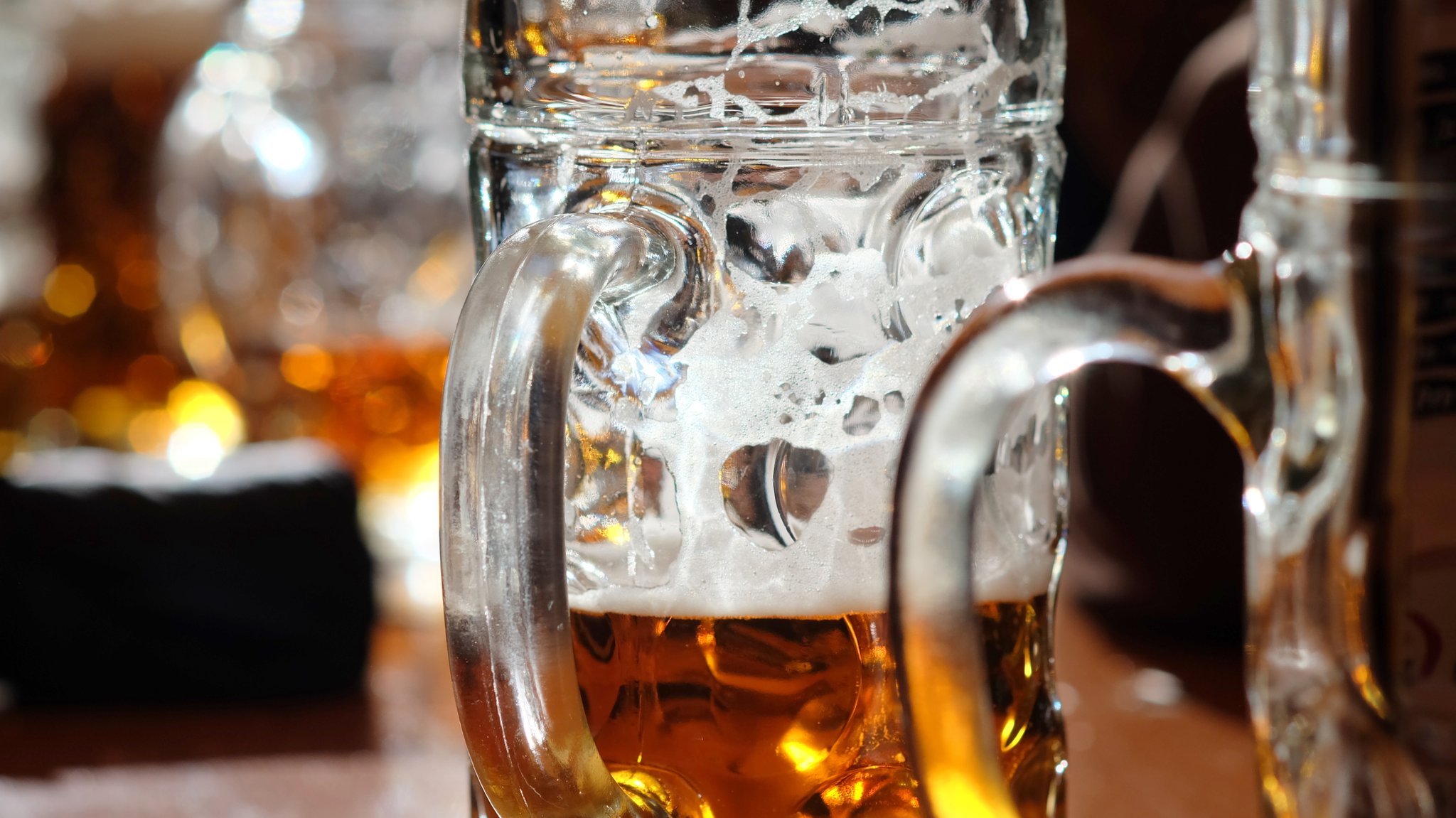 Nahaufnahme von mehreren Maßkrügen mit Bier | Bild: BR Bild / stock.adobe.com/msl33 Nahaufnahme von mehreren Maßkrügen mit Bier