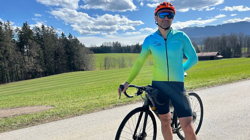 Ferruccio Labita mit Fahrrad im Umland von München | Bild: BR, Caroline Hofmann Ferruccio Labita mit Fahrrad im Umland von München