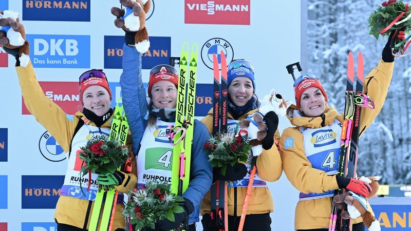 10.01.2024, Bayern, Ruhpolding: Biathlon: Weltcup, Staffel 4 x 6 km, Damen. Die Drittplatzierten Janina Hettich-Walz (l-r) aus Deutschland, Sophia Schneider aus Deutschland, Franziska Preuss aus Deutschland und Hanna Kebinger aus Deutschland stehen auf dem Podium. | Bild: dpa-Bildfunk/Sven Hoppe 10.01.2024, Bayern, Ruhpolding: Biathlon: Weltcup, Staffel 4 x 6 km, Damen. Die Drittplatzierten Janina Hettich-Walz (l-r) aus Deutschland, Sophia Schneider aus Deutschland, Franziska Preuss aus Deutschland und Hanna Kebinger aus Deutschland stehen auf dem Podium.