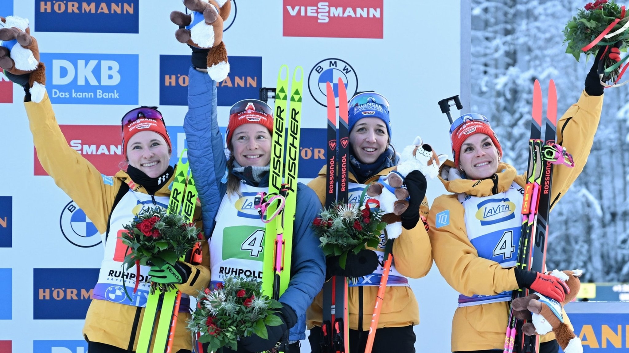 10.01.2024, Bayern, Ruhpolding: Biathlon: Weltcup, Staffel 4 x 6 km, Damen. Die Drittplatzierten Janina Hettich-Walz (l-r) aus Deutschland, Sophia Schneider aus Deutschland, Franziska Preuss aus Deutschland und Hanna Kebinger aus Deutschland stehen auf dem Podium. 