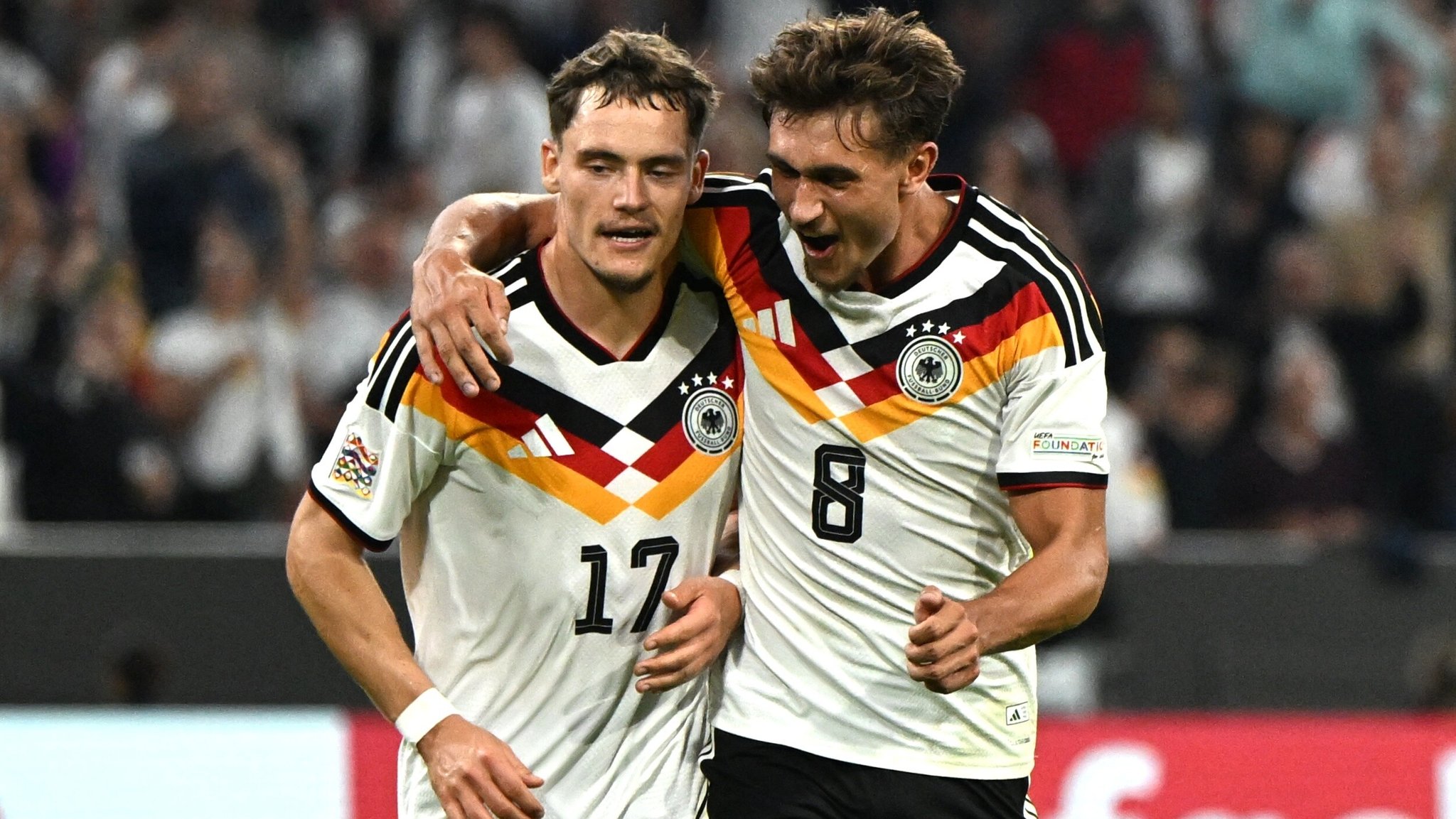 Tom Bischof feiert mit Florian Wirtz | Bild: picture-alliance/dpa Tom Bischof feiert mit Florian Wirtz