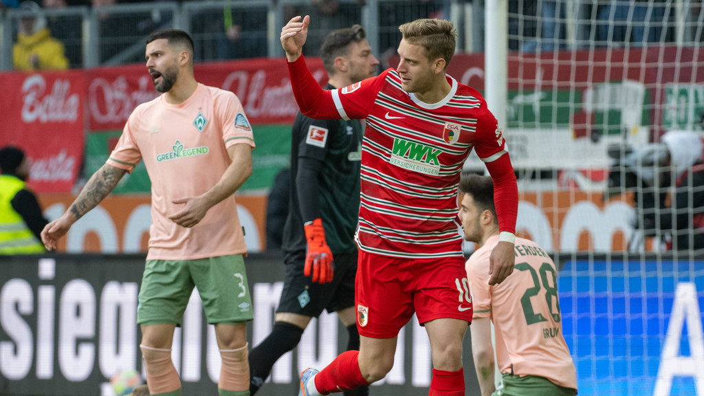 04.03.2023, Bayern, Augsburg: Fußball: Bundesliga, FC Augsburg - Werder Bremen, 23. Spieltag in der WWK-Arena. Augsburgs Arne Maier (M) jubelt vor Bremens Spielern. Foto: Stefan Puchner/dpa - WICHTIGER HINWEIS: Gemäß den Vorgaben der DFL Deutsche Fußball Liga bzw. des DFB Deutscher Fußball-Bund ist es untersagt, in dem Stadion und/oder vom Spiel angefertigte Fotoaufnahmen in Form von Sequenzbildern und/oder videoähnlichen Fotostrecken zu verwerten bzw. verwerten zu lassen. +++ dpa-Bildfunk +++ | Bild: dpa-Bildfunk/Stefan Puchner 04.03.2023, Bayern, Augsburg: Fußball: Bundesliga, FC Augsburg - Werder Bremen, 23. Spieltag in der WWK-Arena. Augsburgs Arne Maier (M) jubelt vor Bremens Spielern. Foto: Stefan Puchner/dpa - WICHTIGER HINWEIS: Gemäß den Vorgaben der DFL Deutsche Fußball Liga bzw. des DFB Deutscher Fußball-Bund ist es untersagt, in dem Stadion und/oder vom Spiel angefertigte Fotoaufnahmen in Form von Sequenzbildern und/oder videoähnlichen Fotostrecken zu verwerten bzw. verwerten zu lassen. +++ dpa-Bildfunk +++