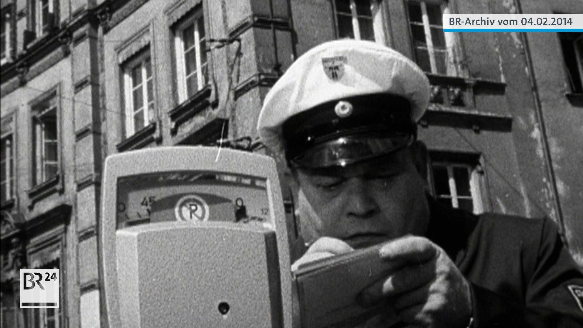 Verkehrspolizist an der Parkuhr