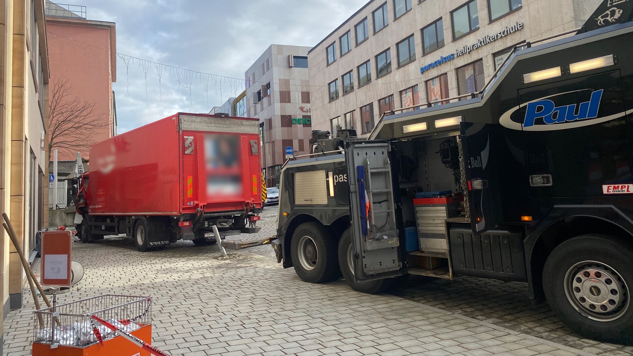 Bei einem Unfall in der Passauer Bahnhofsstraße kamen am Freitag zwei Menschen ums Leben.