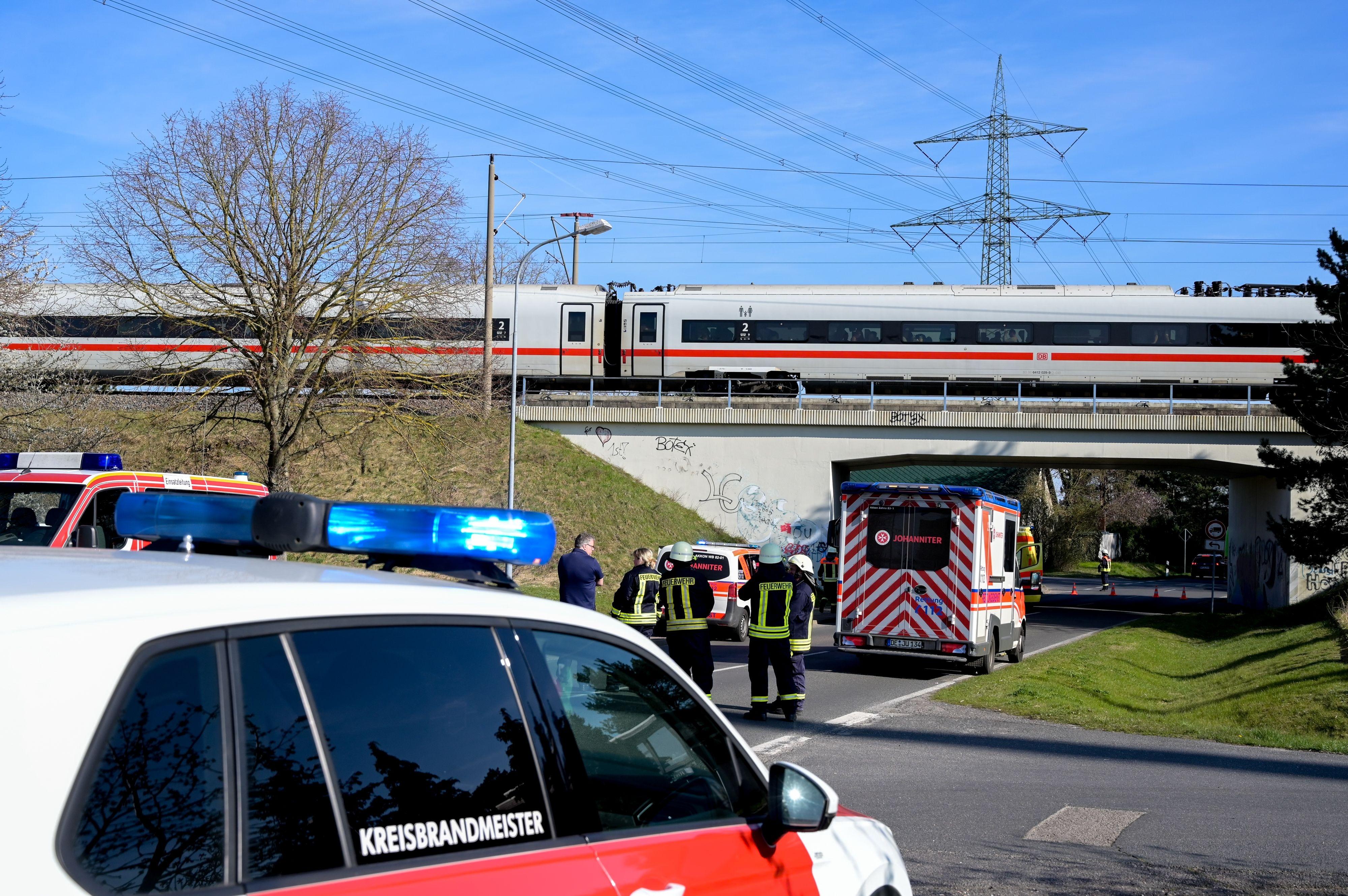 Eine Oberleitung war auf der Bahnstrecke Berlin–München gerissen und auf einen ICE gefallen.