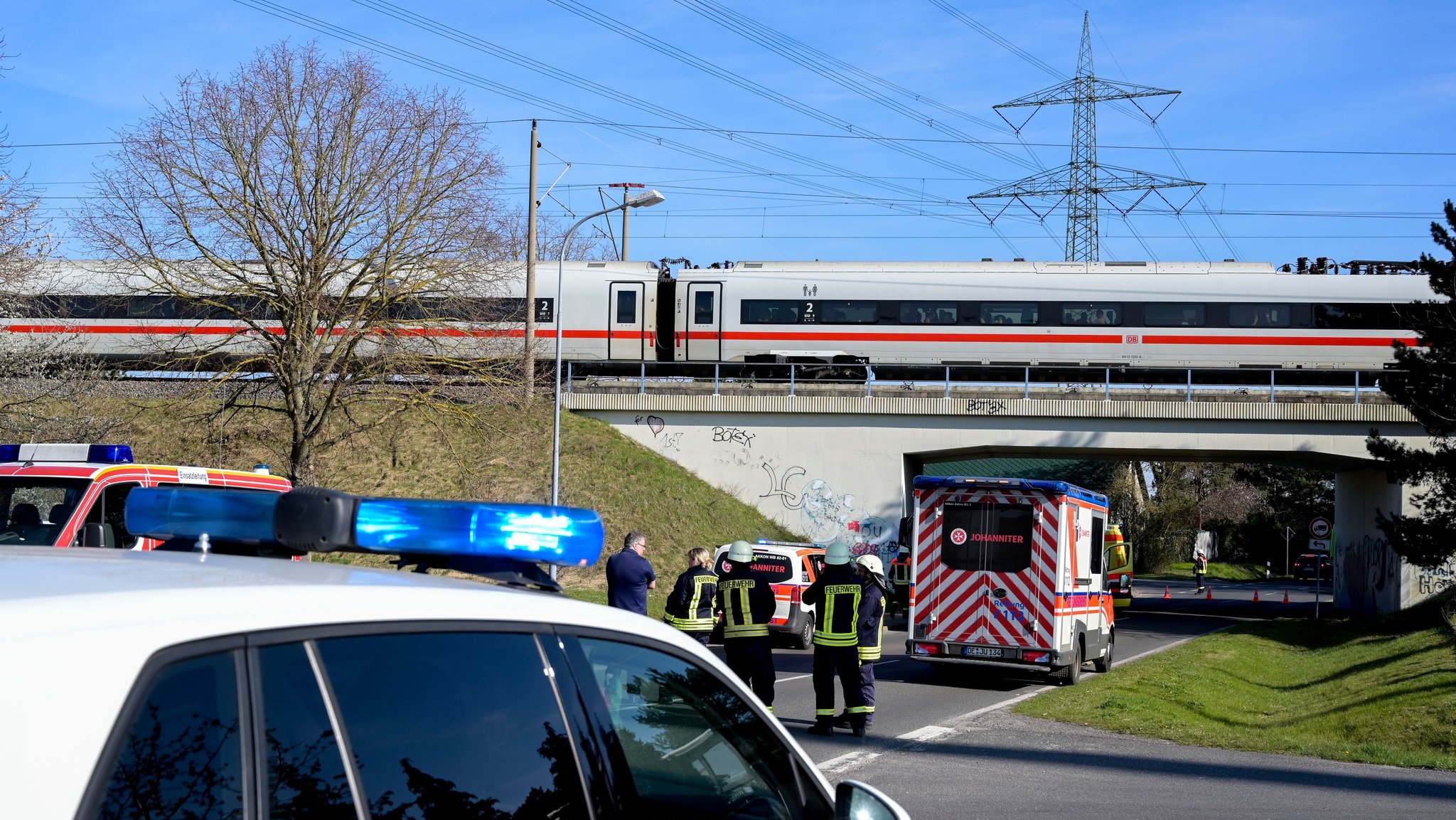 Oberleitung reißt und fällt auf ICE – zwei Verletzte