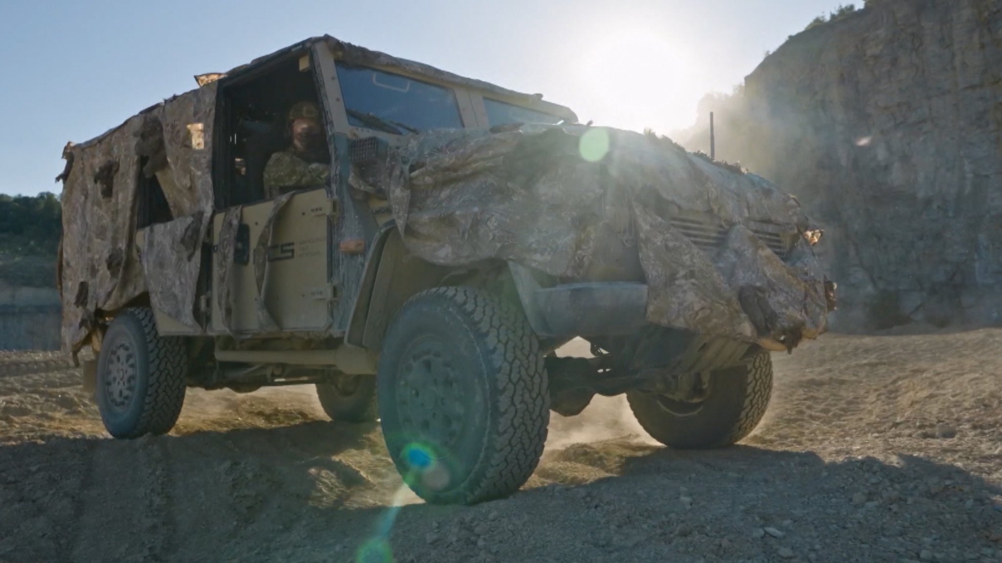 Ein getarntes Fahrzeug der Bundeswehr