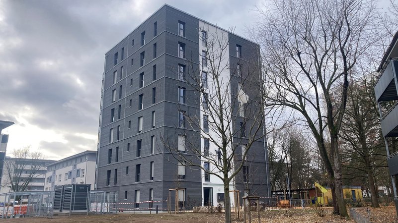 Das bundesweit höchste Mietshaus in Holz-Hybridbauweise steht jetzt in Fürth. | Bild: BR/Andreas Heinicke Das bundesweit höchste Mietshaus in Holz-Hybridbauweise steht jetzt in Fürth.