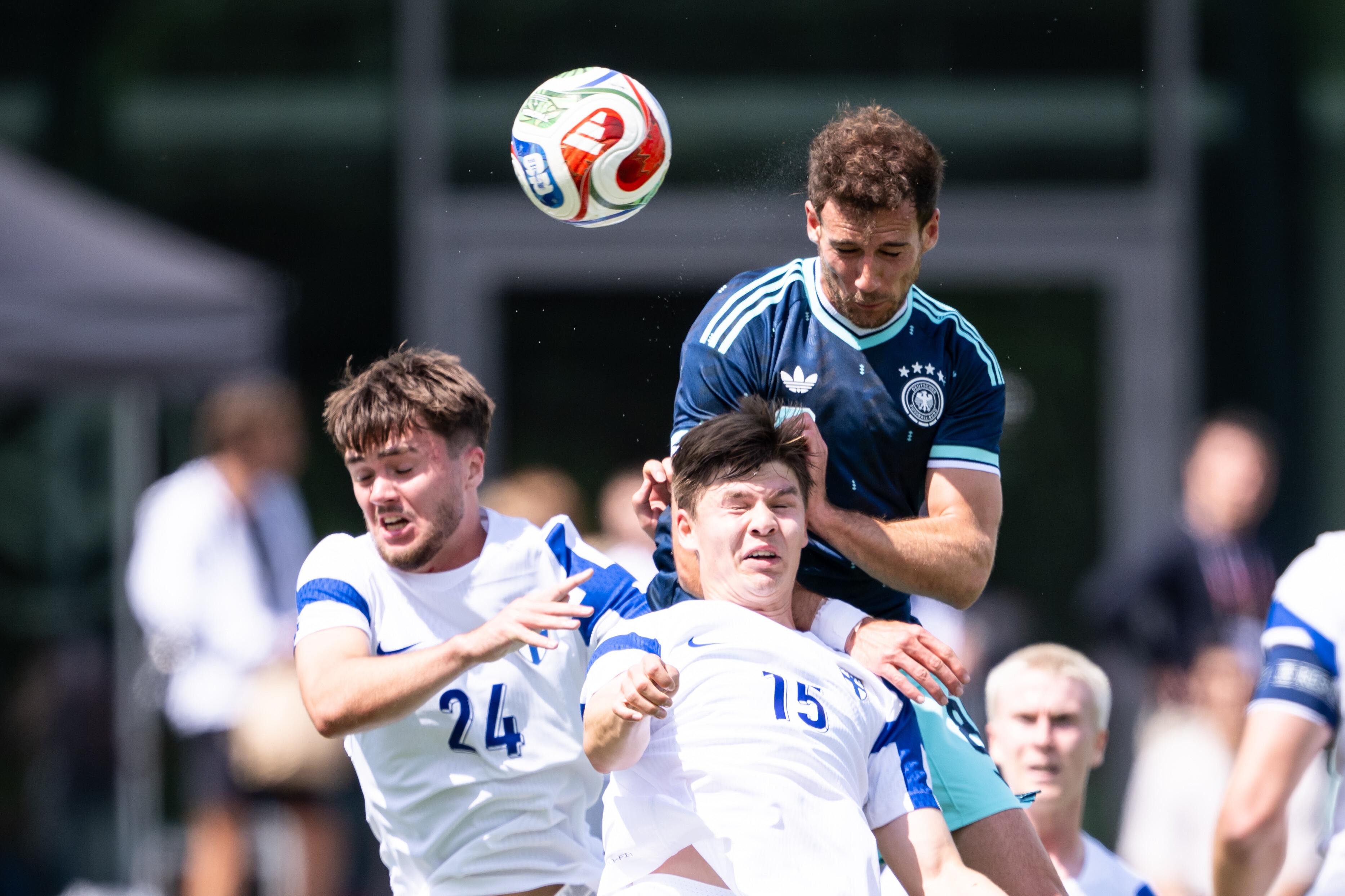Leon Goretzka beim Kopfball gegen Finnland
