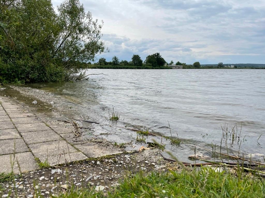 Blick auf den vollgefüllten Altmühlsee.