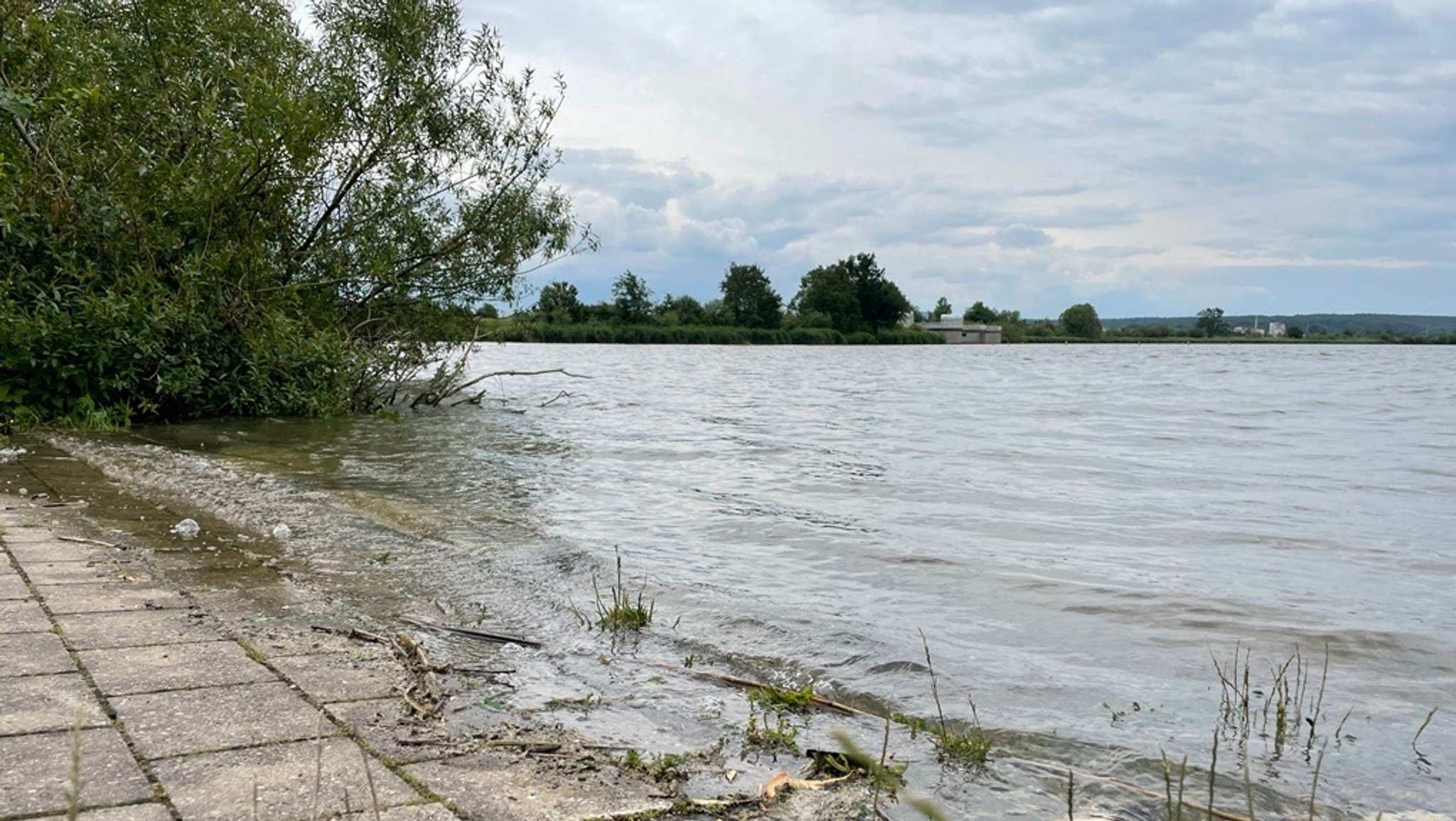 Blick auf den vollgefüllten Altmühlsee.