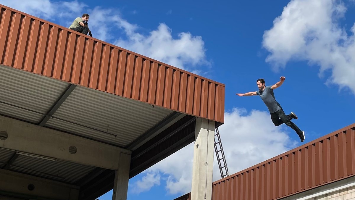 Lukas Hunecker springt vom Dach einer Halle