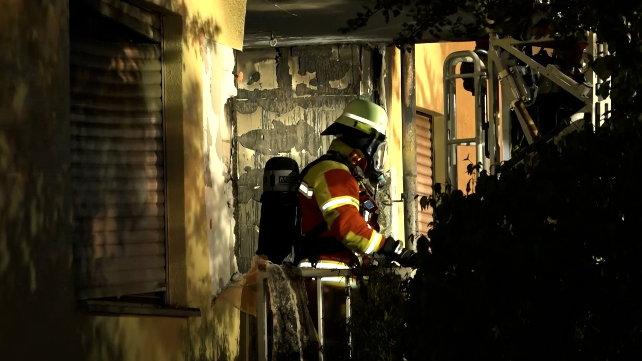 Feuerwehrleute bei Löscharbeiten auf der Drehleiter 