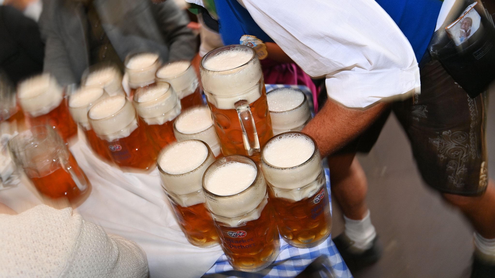 (Symbolbild) Wiesnbedienung mit Bierkrügen.
