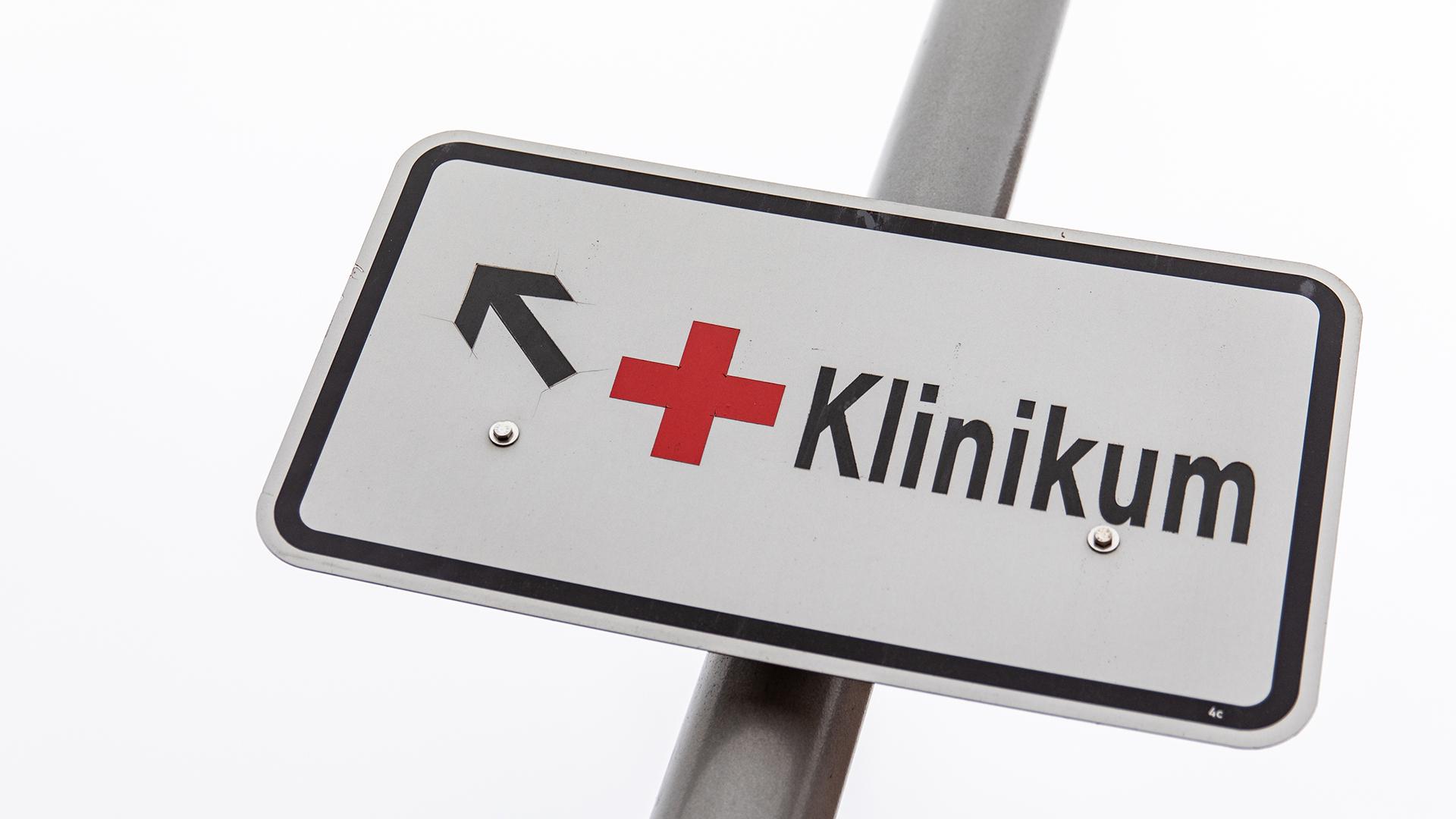 Ein Schild mit der Aufschrift "Klinikum"