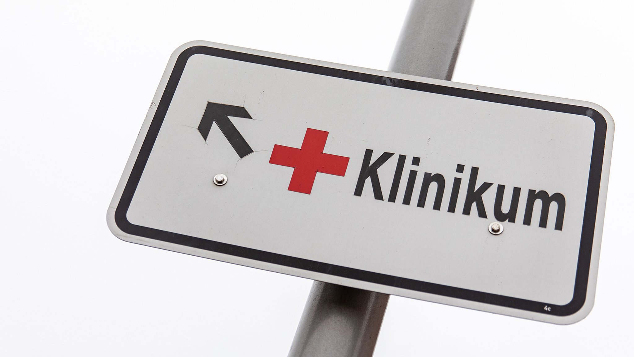 Ein Schild mit der Aufschrift "Klinikum"