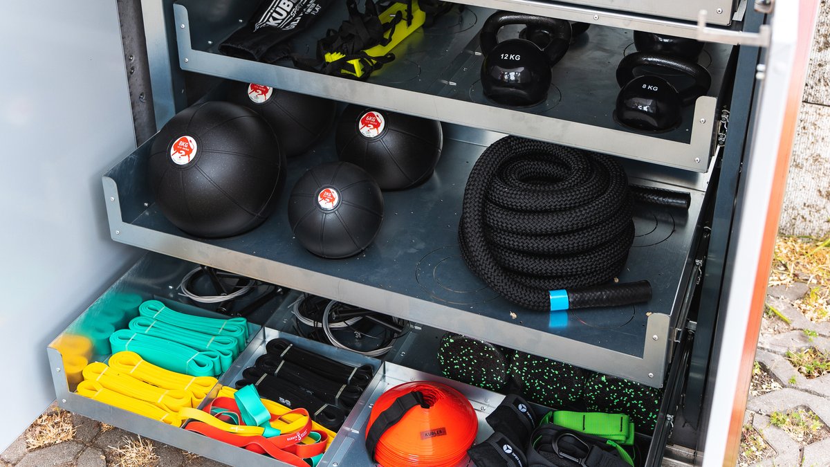 In der Sportbox liegen unterschiedliche Trainingsgeräte wie Ketllebells und  Springseile.