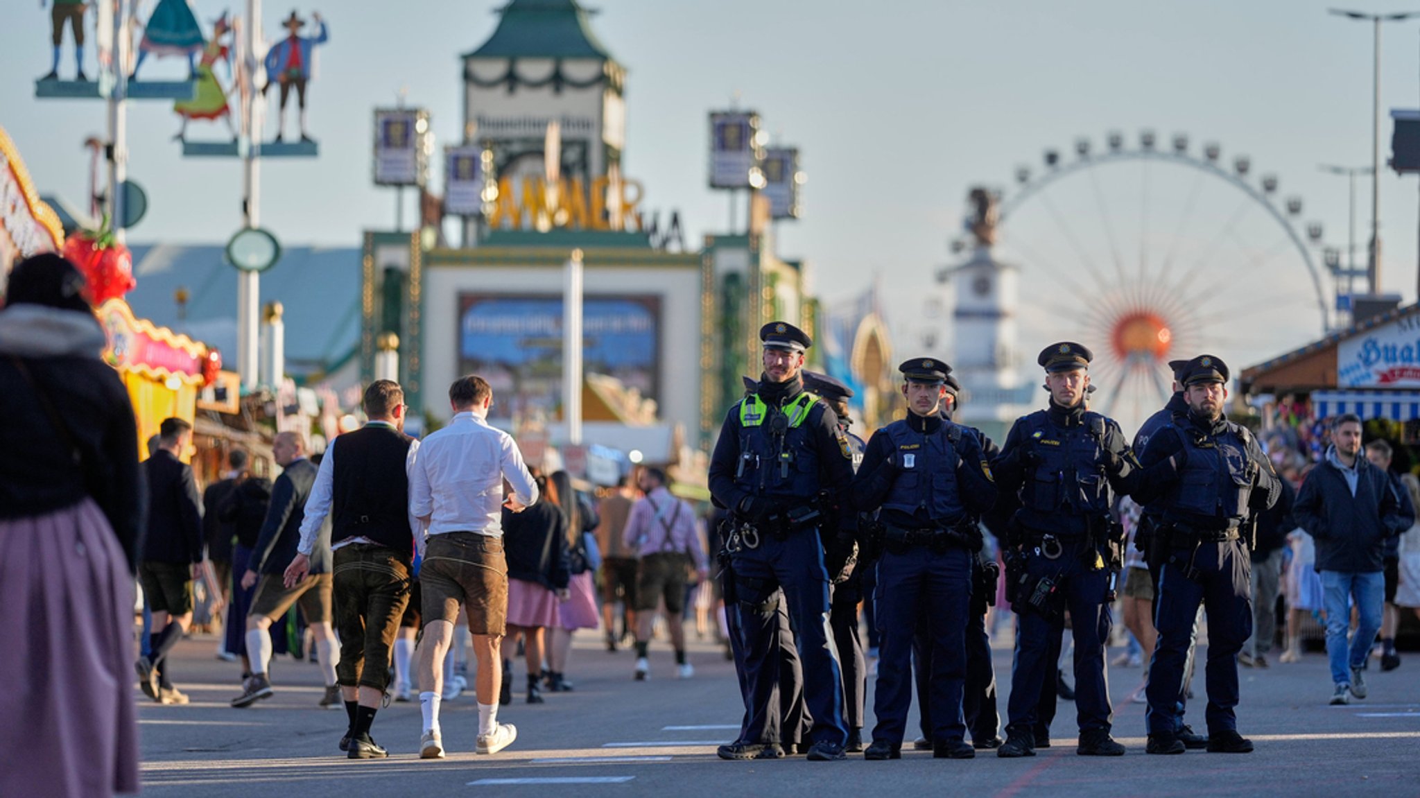 Über dem Münchner Oktoberfest ist am Donnerstagabend eine nicht genehmigte Drohne geflogen. | Bild: dpa-Bildfunk/Matthias Schrader Über dem Münchner Oktoberfest ist am Donnerstagabend eine nicht genehmigte Drohne geflogen.