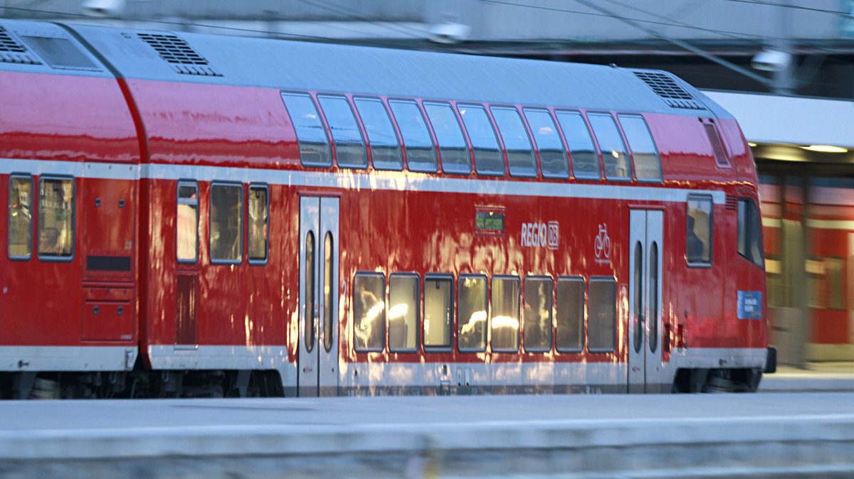 Ein Doppelstockzug fährt in den Münchner Hauptbahnhof ein.
