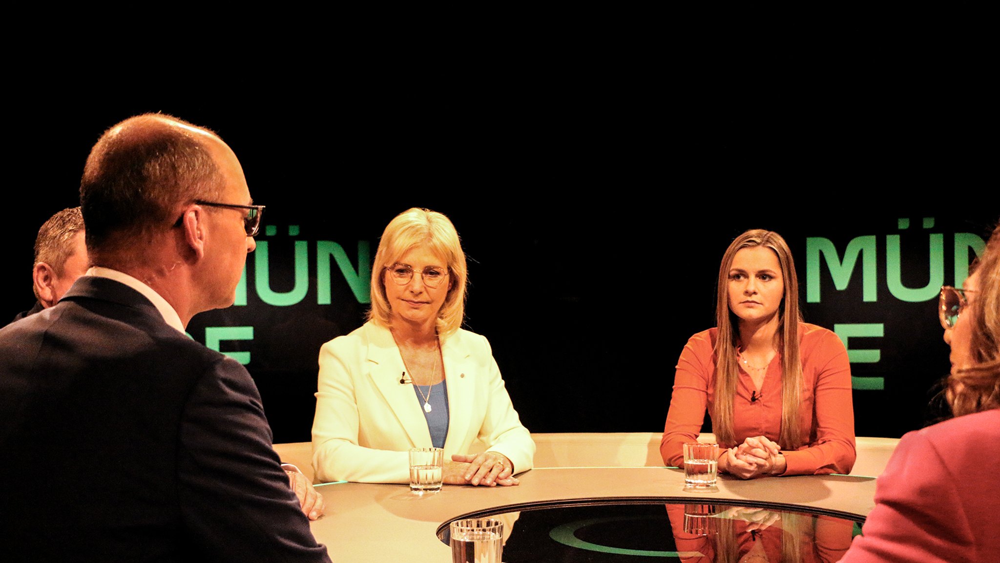 v.l.n.r. Moderator Christian Nitsche, Ulrike Scharf (CSU) Landwirtin Julia Giehrl.