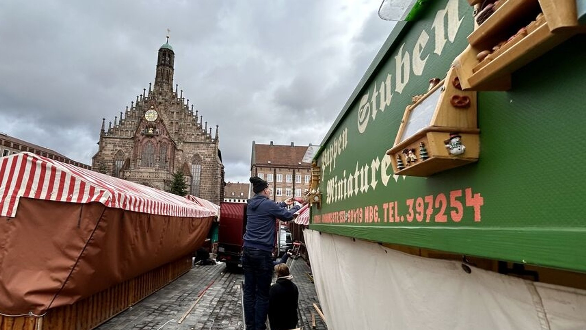 Buden auf dem Hauptmarkt werde aufgestellt 